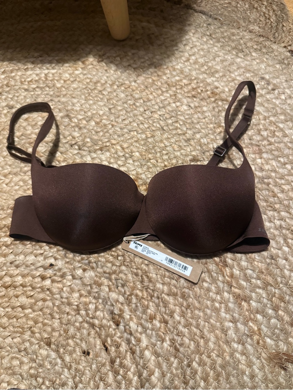 SKIMS Smooth Molded Bra in Dark Brown